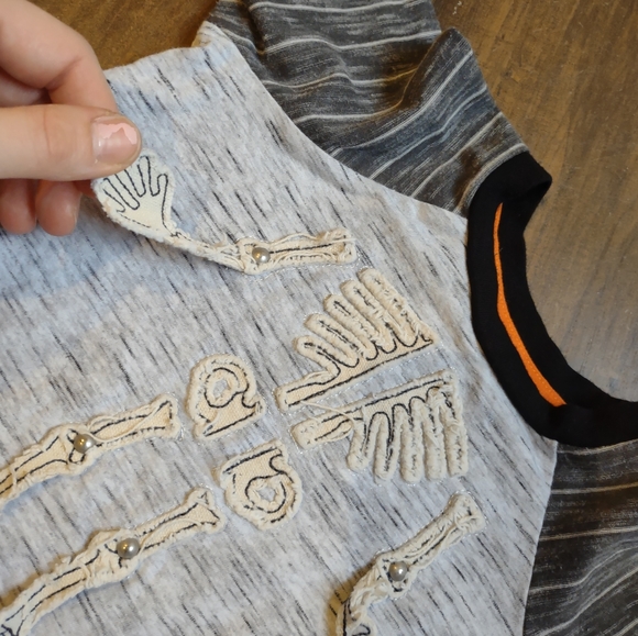3/$20 mud pie • skeleton graphic long sleeve tee - Picture 3 of 4